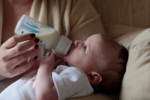 Read more about the article What Is Dream Feeding?…And How Do I Do It?