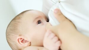 Read more about the article Your Complete Guide To Newborn Feeding